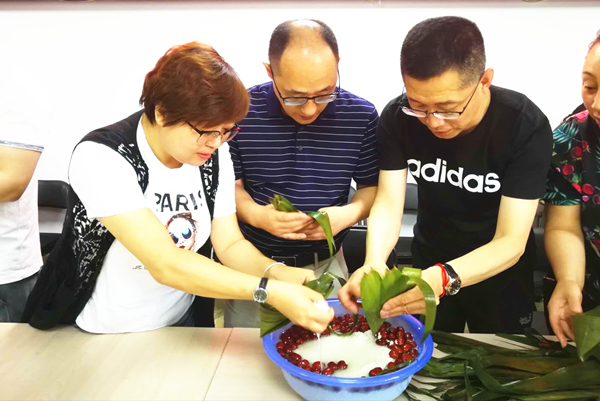 20190610致公黨懷柔區(qū)支部與湖光社區(qū)居委會共同舉辦“粽香迎端午，傳承家國情”活動_副本.jpg