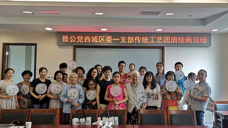 20190713致公黨西城區(qū)第一支部組織畫(huà)團(tuán)扇活動(dòng)2_副本.jpg