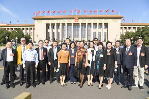 20230406高杰(左四)與參加全國政協(xié)第十三屆第四次會議的全體僑聯(lián)界委員在人民大會堂前合影.png